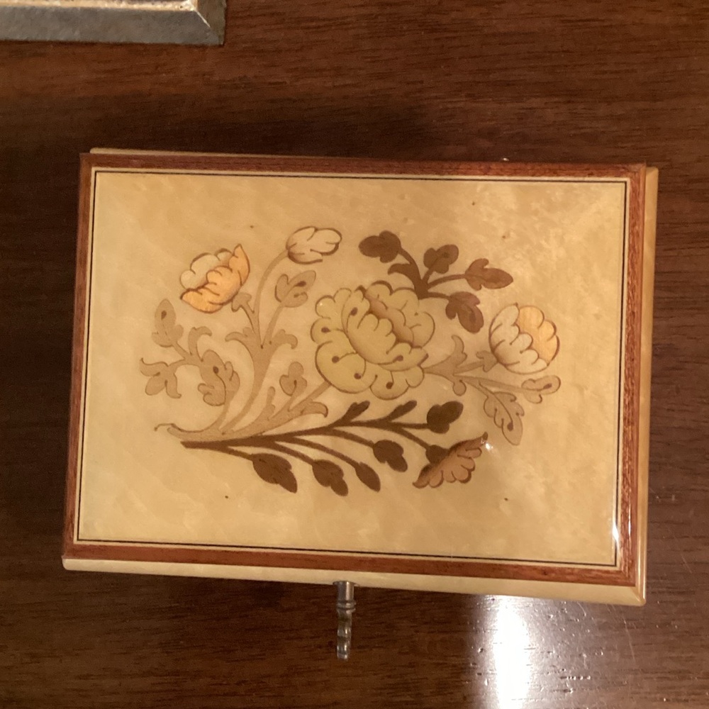 Cuendet Swiss Musical Jewelry Box/Weggiserlied/ Inlaid Floral Design/Switzerland